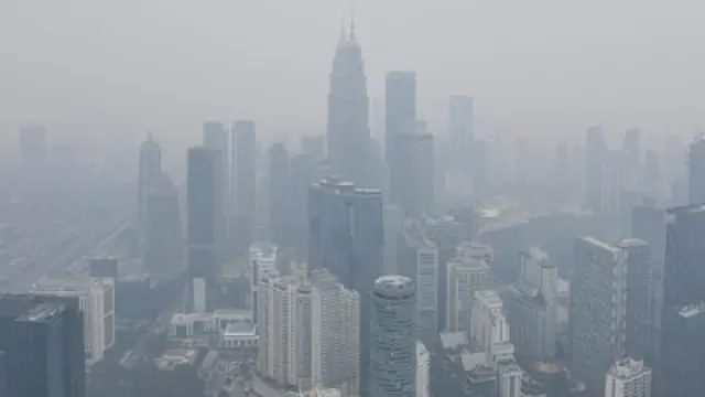 Kabut Asap Pekat Masih Membekap Malaysia Akibat Karhutla RI  Baca artikel CNN Indonesia "Kabut Asap Pekat Masih Membekap Malaysia Akibat Karhutla RI"  — News