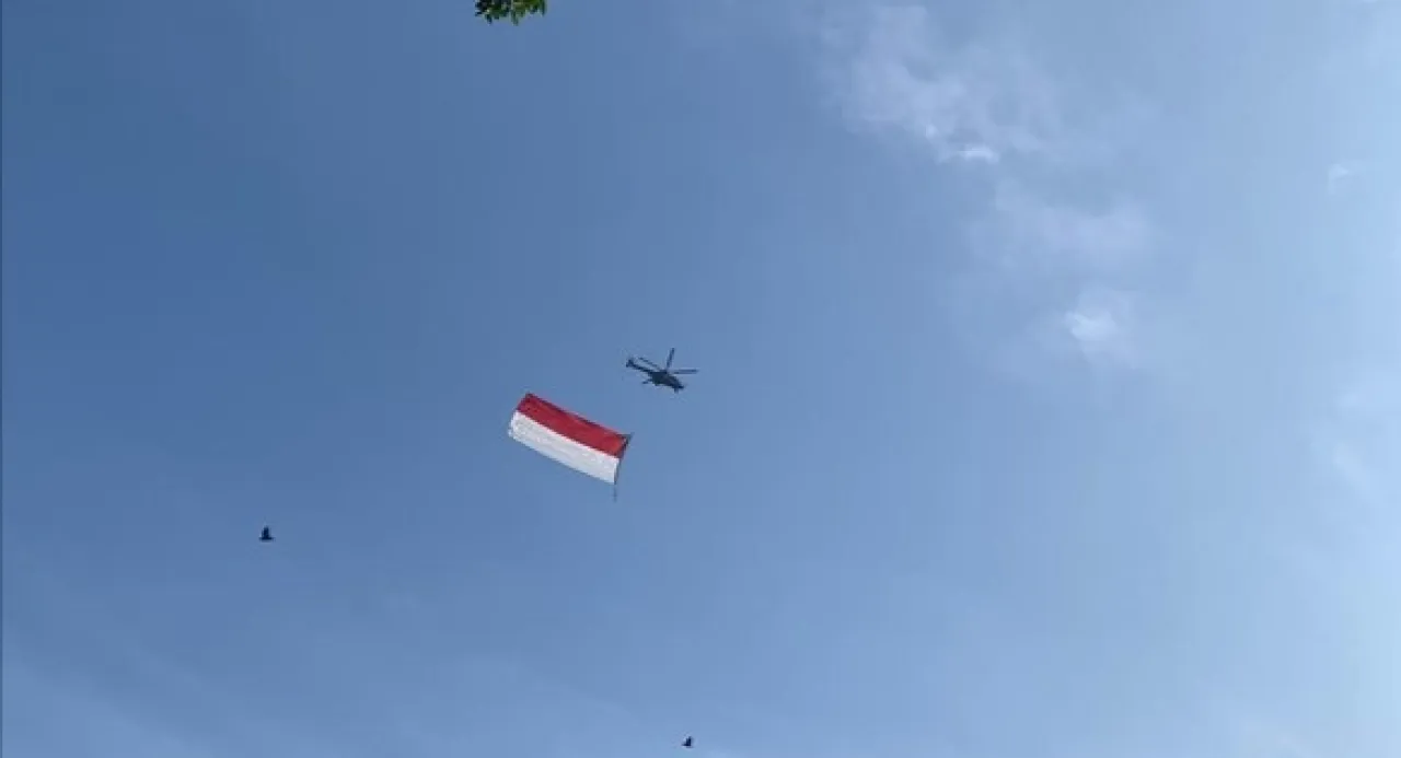Meriahkan Merdeka Run, Heli Kibarkan Bendera Merah Putih Putari Langit Istana  Baca artikel detiknews, "Meriahkan Merdeka Run, Heli Kibarkan Bendera Merah Putih Putari Langit Istana" — News