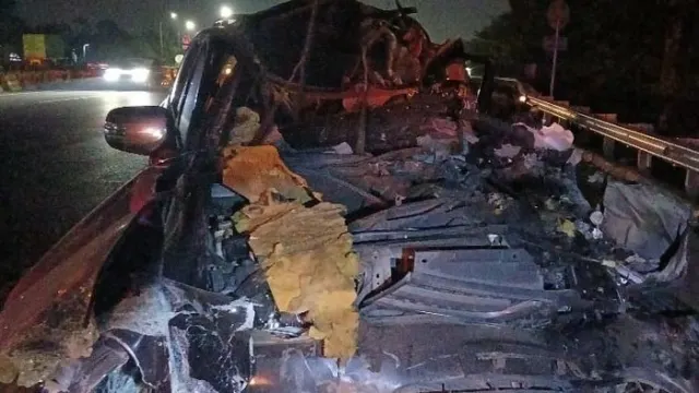 Pajero Tabrak Truk Semen di Tol Jagorawi, Sopir Diduga Mengantuk  Baca artikel detiknews, "Pajero Tabrak Truk Semen di Tol Jagorawi, Sopir Diduga Mengantuk" — News