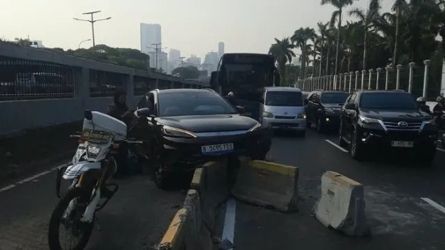 Mobil Listrik Tabrak Motor dan Separator Busway Depan DPR, Lalin Macet  Baca artikel detiknews, "Mobil Listrik Tabrak Motor dan Separator Busway Depan DPR, Lalin Macet" — News