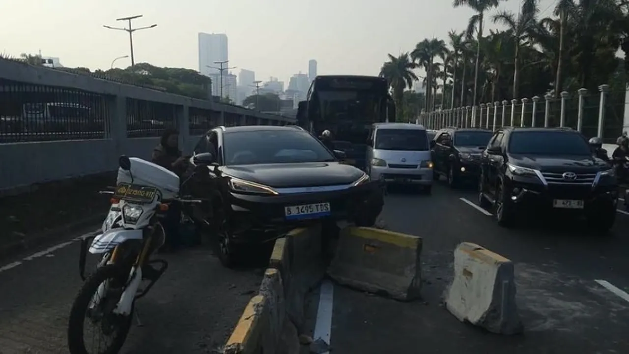 Mobil Listrik Tabrak Motor dan Separator Busway Depan DPR, Lalin Macet  Baca artikel detiknews, "Mobil Listrik Tabrak Motor dan Separator Busway Depan DPR, Lalin Macet" — News