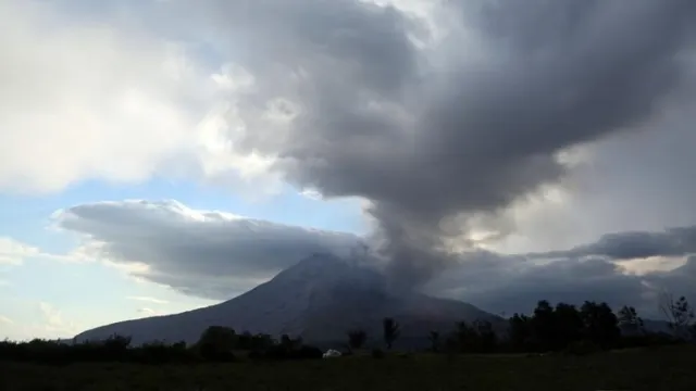 Sinabung Kembali Erupsi, Kolom Abu Membumbung hingga 3.500 Meter  Baca artikel detiknews, "Sinabung Kembali Erupsi, Kolom Abu Membumbung hingga 3.500 Meter"  — News