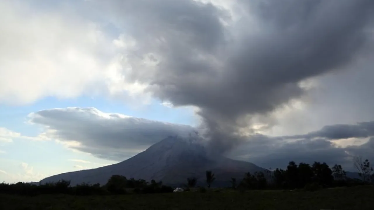 Sinabung Kembali Erupsi, Kolom Abu Membumbung hingga 3.500 Meter  Baca artikel detiknews, "Sinabung Kembali Erupsi, Kolom Abu Membumbung hingga 3.500 Meter"  — News