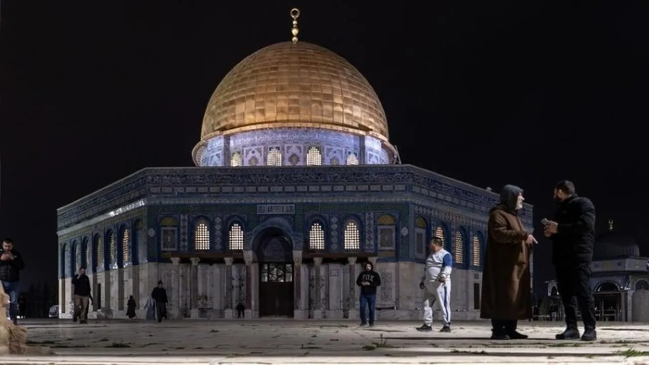 Masuk ke Kompleks Masjid Al Aqsa, Menteri Israel Serukan Bangun Sinagoge  Baca artikel detiknews, "Masuk ke Kompleks Masjid Al Aqsa, Menteri Israel Serukan Bangun Sinagoge"  — News